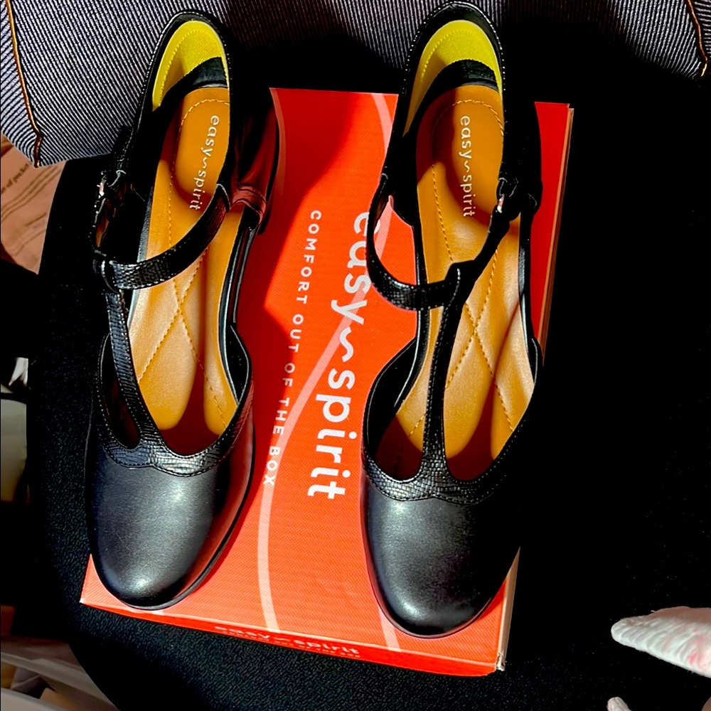 Easy Spirit Women’s Black Leather Cara T-Strap Pump Size 9 Narrow, NIB